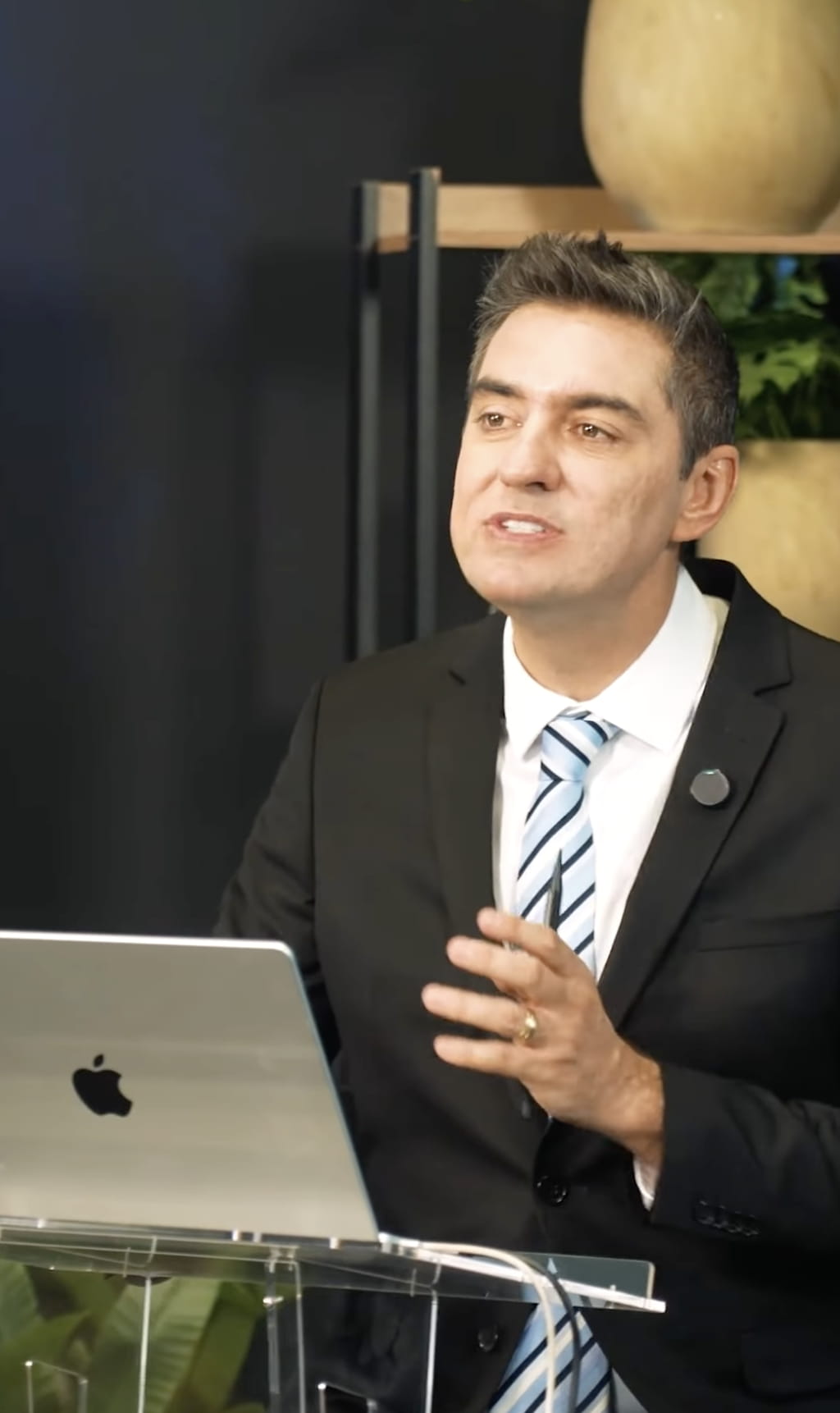 Profissional apresentando dossiê investigativo